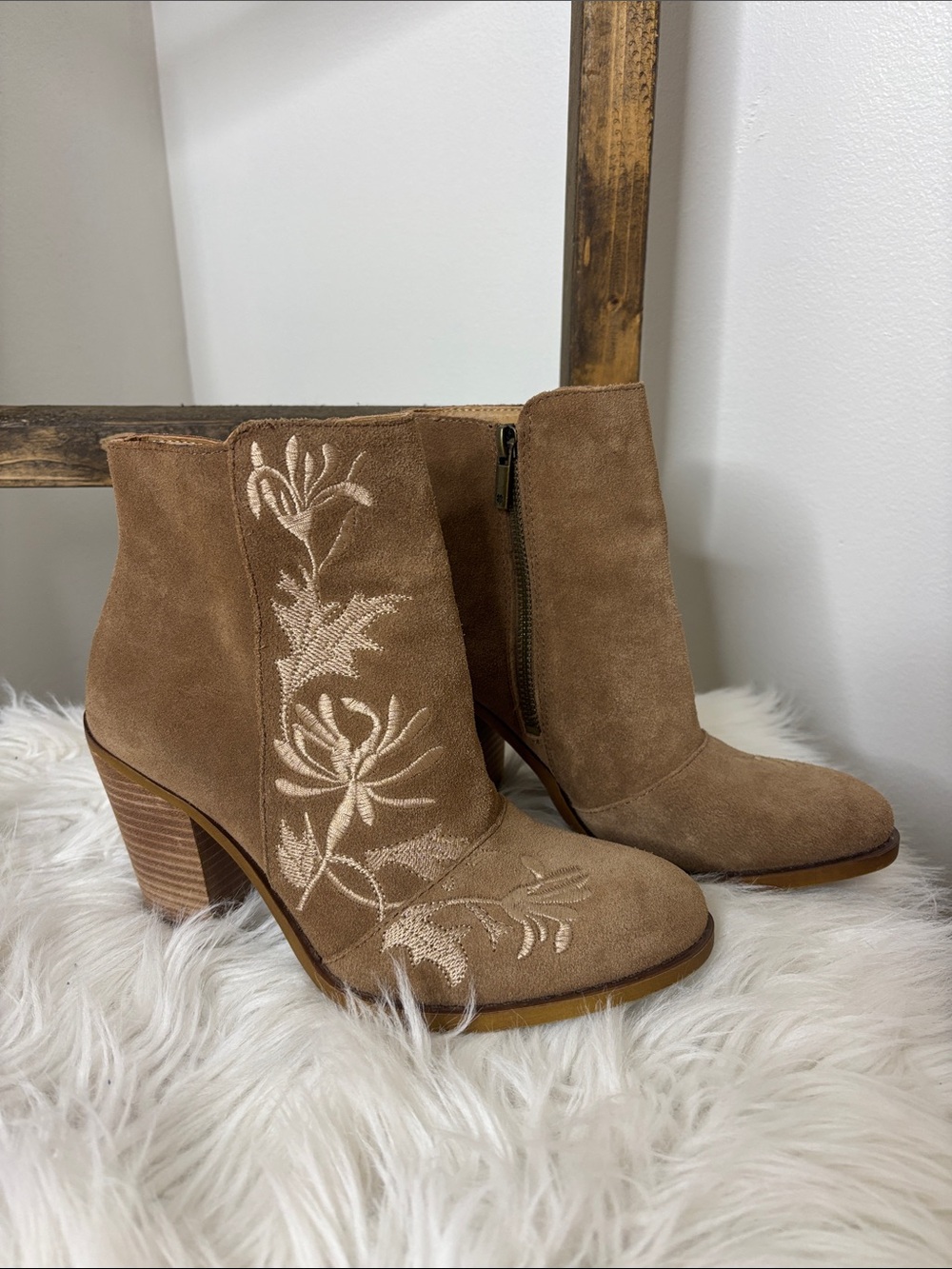 Lucky Brand Tan Suede Embroidered Ankle Booties Size 7